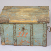 SLM 36344 1 - Liten blåmålad träkista med järnbeslag daterad 1816
