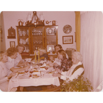 SLM P2022-1486 - Gruppfoto vid middagsbord
