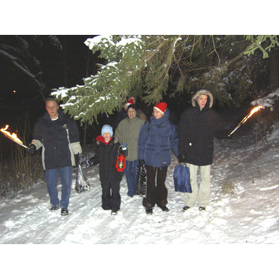 SLM D2018-0425 - Familjen Germundsons traditionsenliga fackeltåg julen 2003.