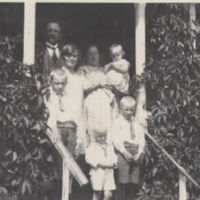 SLM M012258 - Familjen Eriksson på Mosstorp i Länna socken ca 1929
