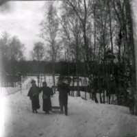 SLM Ö215 - Tre personer och en kälke, vinter vid Ökna säteri i Floda socken, 1890-tal
