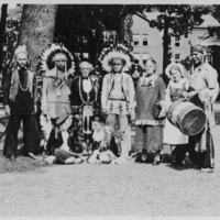 SLM P08-463 - Chef liten Uggla och medlemmar av hans stam, foto taget vid Svenska Historiska Museets invigning i Philadelphia på 1930-talet