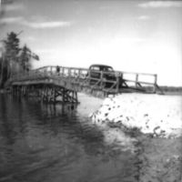 SLM POR54-3355-3 - Björkvik får bro byggd av bockar, foto 1954.
