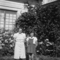 SLM P09-984 - Fru Bergqvist med dottern Brita, Katrineborg i Vadsbro socken år 1946