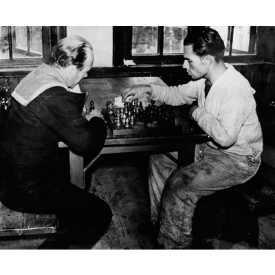 SLM P07-1937 - Polsk sjöman och svensk soldat spelar schack omkring 1939