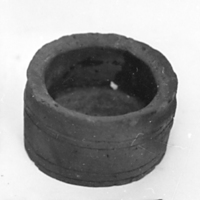 SLM 2025 - Litet kärl av lergods, cylindriskt med fyra ränder, från Kila socken