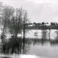 SLM M033997 - Ett vattendrag på vintern.