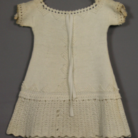 SLM 11696 2 - Virkad barnklänning av vitt bomullsgarn, moucher och spetsar, 1800-talets slut