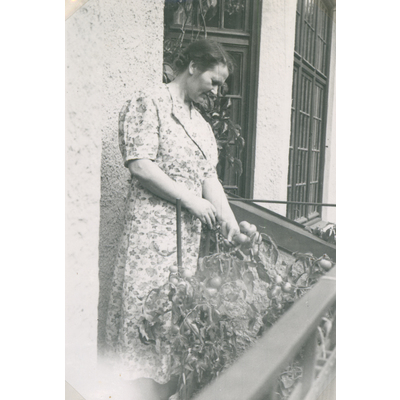 SLM P2018-0613 - Hembiträdet Esther år 1943