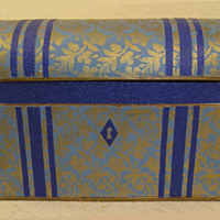 SLM 10915 1 - Pappask i blått och guld, har innehållit begravnings- och dopkarameller från 1890-talet