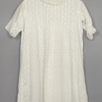 SLM 27514 - Barnklänning av vit bomullsbatist med invävda prickar