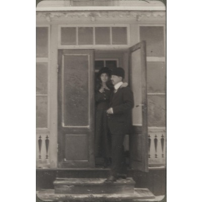 SLM P09-1477 - En man och en kvinna i dörröppning