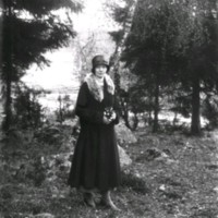 SLM X1871-78 - Porträtt på en kvinna med blomsterbukett