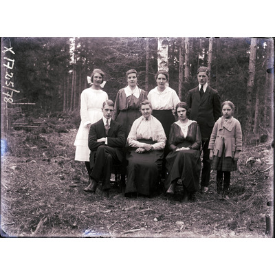 SLM X1725-78 - Gruppfoto på en familj, 1920-tal