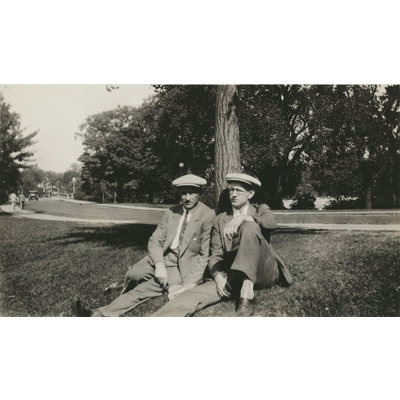 SLM P2022-1257 - Två män sitter i gräset intill en väg, USA 1920-tal