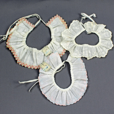 SLM 29523 -29525 - Kragar för spädbarn, från sybehörsaffären Leck´s Textil i Gnesta