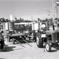SLM M033807 - Två traktorer.