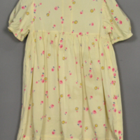 SLM 27448 1-2 - Flickklänning med tillhörande byxa, tryckt motiv med blommor på gul botten