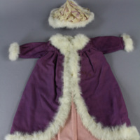 SLM 10660 1-9 - Dockkläder, klänningar, kjolar, jackor, kappa och mössa från 1900-talets början