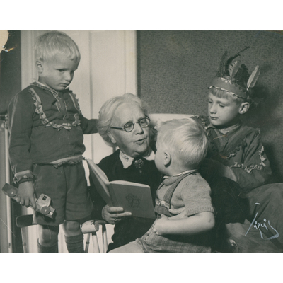 SLM P2018-0733 - Ebba Heckscher med barnbarnen år 1945