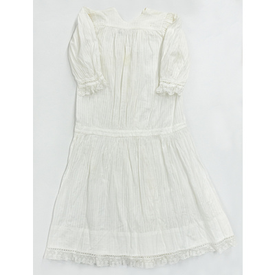 SLM 52542 - Vit flickklänning prydd med knypplad spets, tidigt 1900-tal