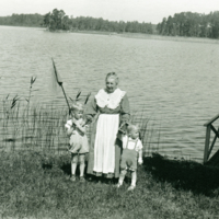 SLM P08-1982 - Hildegard Indebetou med barnbarnen