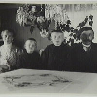 SLM AR10-1102469 - Familjen Larsson, Stora Land ca 1918