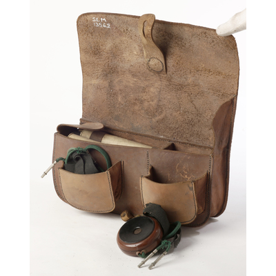 SLM 13562 - Fälttelefon i brun läderväska