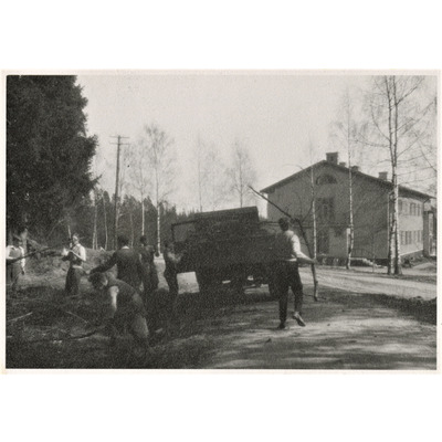 SLM P2020-0464 - Elever lastar grenar på en lastbil vid Solbacka Läroverks elevhem Österbo, 1934