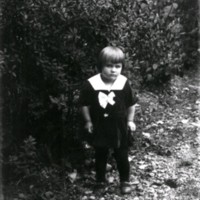 SLM X1844-78 - Porträtt på en ung flicka i trädgården