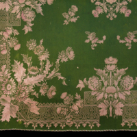 SLM 12546 - Duk av ylle och bomull, jaquardvävda tistlar i ljust rosa mot grönt