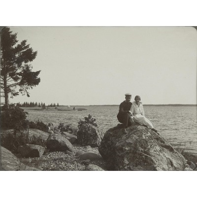 SLM P09-1492 - Man och kvinna sitter på en sten vid havet
