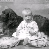 SLM M033578 - En litet barn sittande intill en hund