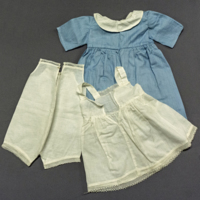 SLM 11809 1-3 - Ljusblå dockklänning med underkläder av vit bomull, 1920-tal