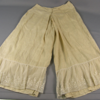 SLM 36139 - Knälånga underbyxor, benkläder av bomull och siden, ca 1900