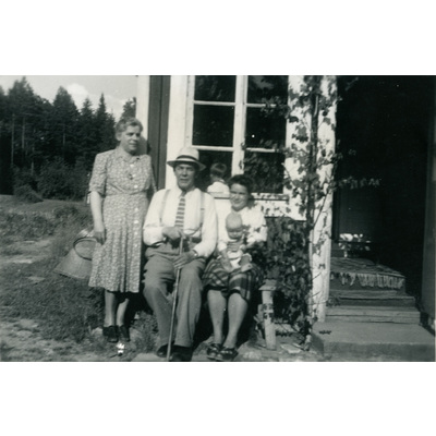 SLM P2022-1055 - Familjen Tandefelt vid en stuga, 1940-tal