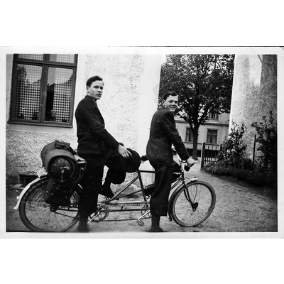 SLM P2017-0569 - Bertil Nyman och Karl-Axel på tandemcykel, Nyköping, pingstafton 1938