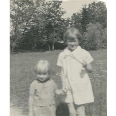 SLM P2022-0040 - Porträtt på två barn, 1920-talet