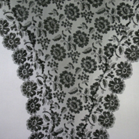 SLM 11592 5 - Schal, svart spets med mönster av strödda blommor