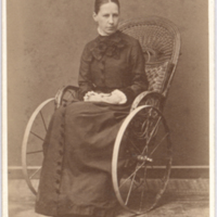 SLM M032272 - Okänd kvinna i rullstol, foto från 1880-talet
