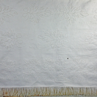 SLM 8816 - Täcke av vit bomull, broderat med vita noppor, daterat 1884
