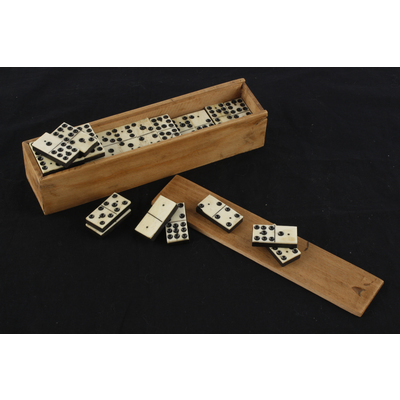 SLM 5124 - Dominospel av ben och trä förvarat i trälåda