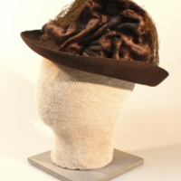 SLM 11033 8 - Hatt av brun filt, prydd med band och plysch, 1920-tal