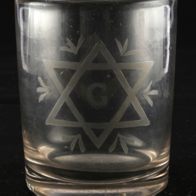 SLM 2357 - Frimurarglas med slipad dekor, hexagon, vinkelhake och passare