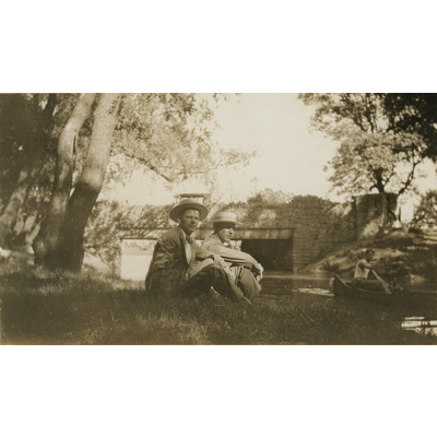 SLM P2022-1244 - Einar Höglund och en man vid en kanal, Detroit USA