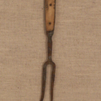 SLM 31551 - Gaffel med två klor av järn, benplattor på skaftet, troligen 1700-tal eller äldre