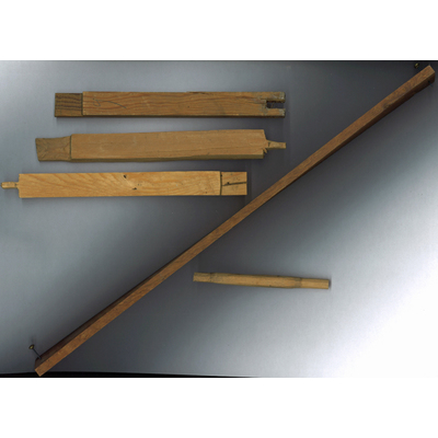 SLM 13810 1-5 - Kulisshållare, scenografitillbehör till modellteater, av trä.
