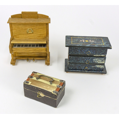 SLM 53009, 53011, 53021 - Dockmöbler, piano, byrå och kista, tidigt 1900-tal