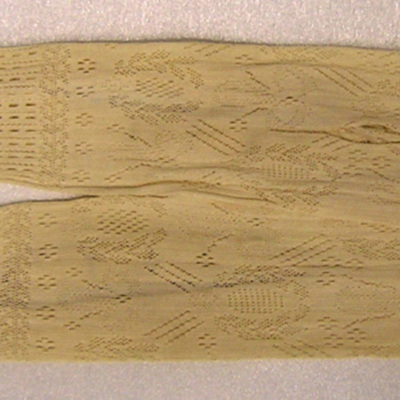 SLM 12408 2 - Vita handskar av silkestrikå, 1800-tal