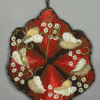 SLM 6195 - Klockhängare av textil, ylle- och pärlbroderier, blommor och blad